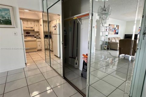 Condo in Sunny Isles Beach, Florida, 1 bedroom  № 1697914 - photo 16
