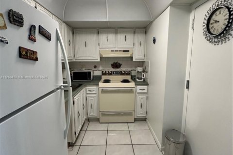 Condo in Sunny Isles Beach, Florida, 1 bedroom  № 1697914 - photo 13