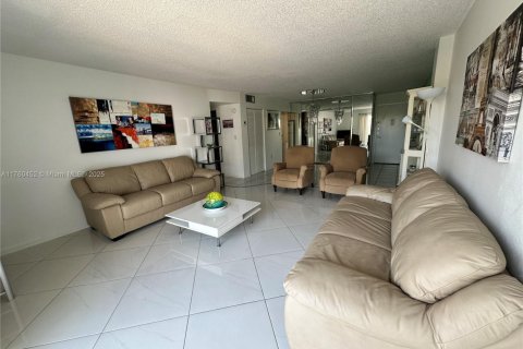 Condo in Sunny Isles Beach, Florida, 1 bedroom  № 1697914 - photo 1