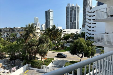 Condo in Sunny Isles Beach, Florida, 1 bedroom  № 1697914 - photo 17