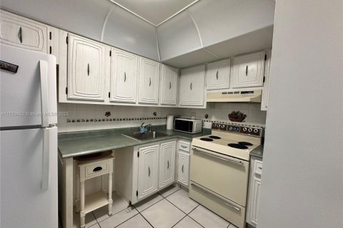 Condo in Sunny Isles Beach, Florida, 1 bedroom  № 1697914 - photo 15