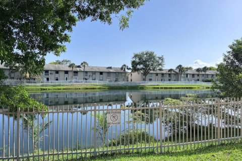 Condo in Miami, Florida, 1 bedroom  № 2054255 - photo 1
