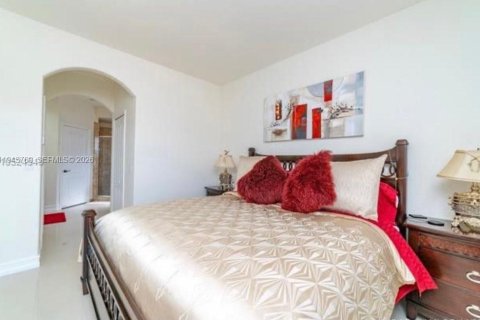 House in Kendall, Florida 5 bedrooms, 253.72 sq.m. № 2002717 - photo 13