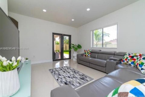 House in Kendall, Florida 5 bedrooms, 253.72 sq.m. № 2002717 - photo 12