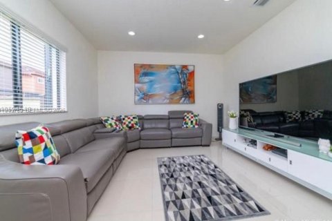 House in Kendall, Florida 5 bedrooms, 253.72 sq.m. № 2002717 - photo 11