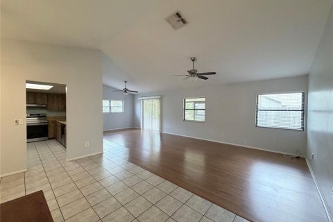 House in Casselberry, Florida 4 bedrooms, 166.57 sq.m. № 2114683 - photo 5