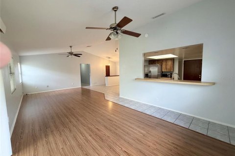 House in Casselberry, Florida 4 bedrooms, 166.57 sq.m. № 2114683 - photo 8