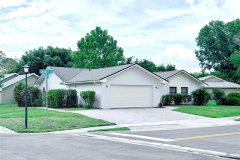 House in Casselberry, Florida 4 bedrooms, 166.57 sq.m. № 2114683 - photo 2