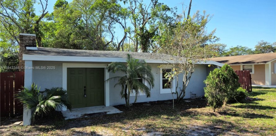 House in Miramar, Florida 4 bedrooms, 192.77 sq.m. № 1836783