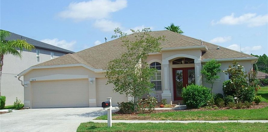 House in Odessa, Florida 4 bedrooms, 222.41 sq.m. № 1744105