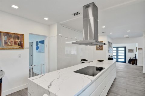 House in Miami Beach, Florida 4 bedrooms, 296.54 sq.m. № 2014631 - photo 20