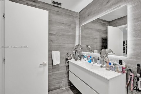 House in Miami Beach, Florida 4 bedrooms, 296.54 sq.m. № 2014631 - photo 9