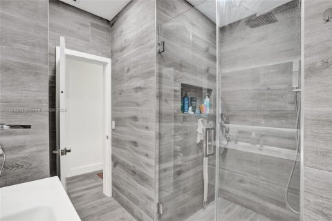 House in Miami Beach, Florida 4 bedrooms, 296.54 sq.m. № 2014631 - photo 4