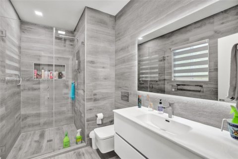 House in Miami Beach, Florida 4 bedrooms, 296.54 sq.m. № 2014631 - photo 11