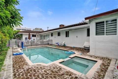 House in Miami Beach, Florida 4 bedrooms, 296.54 sq.m. № 2014631 - photo 29