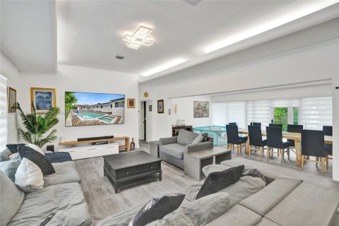 House in Miami Beach, Florida 4 bedrooms, 296.54 sq.m. № 2014631 - photo 18