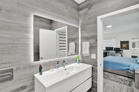 House in Miami Beach, Florida 4 bedrooms, 296.54 sq.m. № 2014631 - photo 12