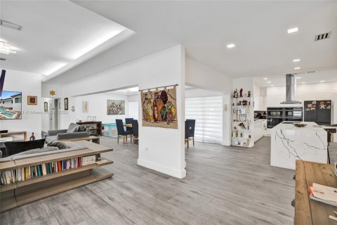 House in Miami Beach, Florida 4 bedrooms, 296.54 sq.m. № 2014631 - photo 14