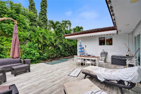 House in Miami Beach, Florida 4 bedrooms, 296.54 sq.m. № 2014631 - photo 26