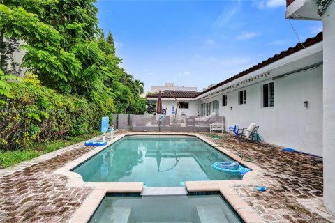 House in Miami Beach, Florida 4 bedrooms, 296.54 sq.m. № 2014631 - photo 30