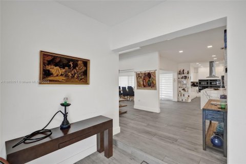 House in Miami Beach, Florida 4 bedrooms, 296.54 sq.m. № 2014631 - photo 13