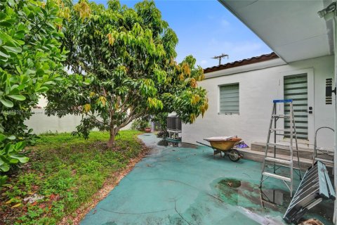 House in Miami Beach, Florida 4 bedrooms, 296.54 sq.m. № 2014631 - photo 25