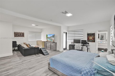 House in Miami Beach, Florida 4 bedrooms, 296.54 sq.m. № 2014631 - photo 7