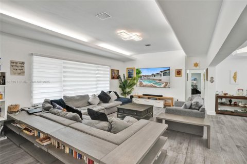 House in Miami Beach, Florida 4 bedrooms, 296.54 sq.m. № 2014631 - photo 15