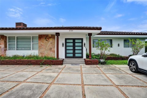 House in Miami Beach, Florida 4 bedrooms, 296.54 sq.m. № 2014631