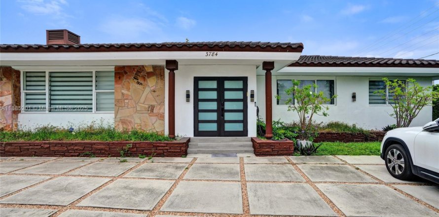 House in Miami Beach, Florida 4 bedrooms, 296.54 sq.m. № 2014631