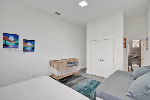 House in Miami Beach, Florida 4 bedrooms, 296.54 sq.m. № 2014631 - photo 23