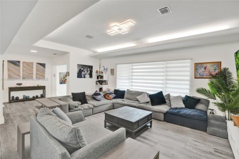 House in Miami Beach, Florida 4 bedrooms, 296.54 sq.m. № 2014631 - photo 16