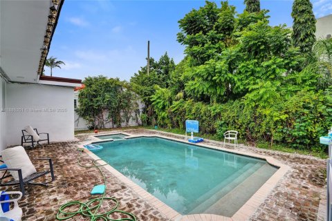 House in Miami Beach, Florida 4 bedrooms, 296.54 sq.m. № 2014631 - photo 27