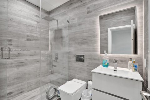 House in Miami Beach, Florida 4 bedrooms, 296.54 sq.m. № 2014631 - photo 21
