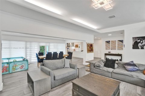 House in Miami Beach, Florida 4 bedrooms, 296.54 sq.m. № 2014631 - photo 17