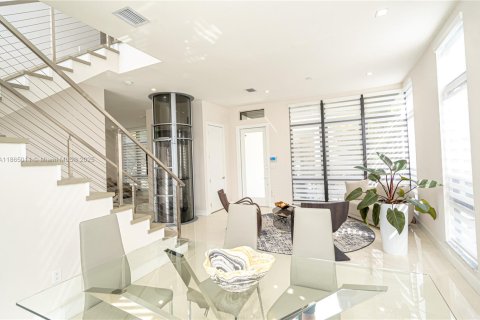 Купить виллу или дом в Дорал, Флорида 4 спальни, 264.21м2, № 1958430 - фото 11