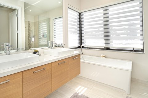 Купить виллу или дом в Дорал, Флорида 4 спальни, 264.21м2, № 1958430 - фото 27