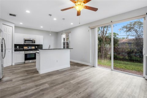 Townhouse in Miramar, Florida 4 bedrooms, 168.62 sq.m. № 2006465 - photo 30