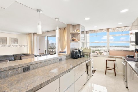 Copropriété à vendre à Aventura, Floride: 3 chambres, 221.76 m2 № 2262881 - photo 11
