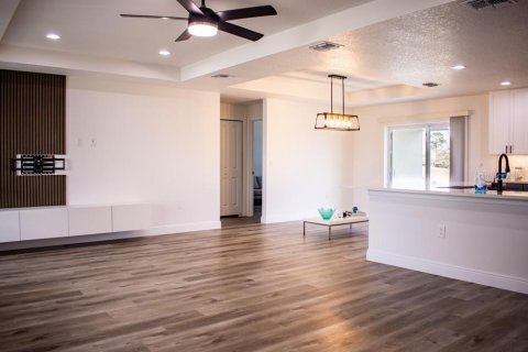 House in Spring Hill, Florida 3 bedrooms, 178 sq.m. № 2107622 - photo 4