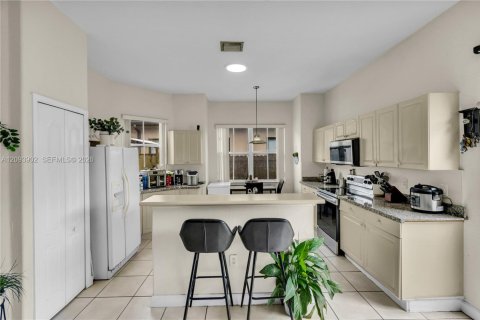 Casa en venta en Hialeah, Florida, 4 dormitorios, 197.32 m2 № 2382788 - foto 12