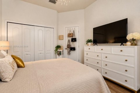 Casa en venta en Hialeah, Florida, 4 dormitorios, 197.32 m2 № 2382788 - foto 29
