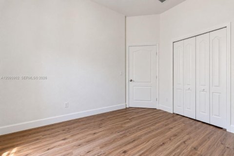 Casa en venta en Hialeah, Florida, 4 dormitorios, 197.32 m2 № 2382788 - foto 25