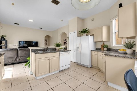 Casa en venta en Hialeah, Florida, 4 dormitorios, 197.32 m2 № 2382788 - foto 13