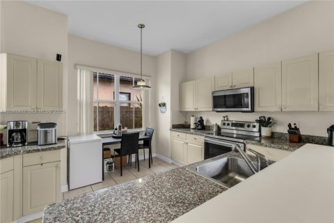 Casa en venta en Hialeah, Florida, 4 dormitorios, 197.32 m2 № 2382788 - foto 15