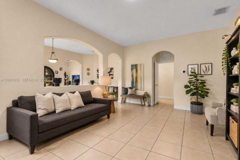 Casa en venta en Hialeah, Florida, 4 dormitorios, 197.32 m2 № 2382788 - foto 6