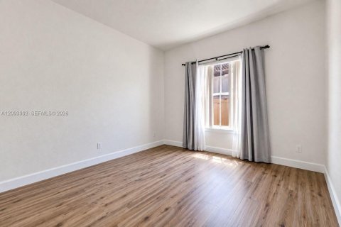 Casa en venta en Hialeah, Florida, 4 dormitorios, 197.32 m2 № 2382788 - foto 26