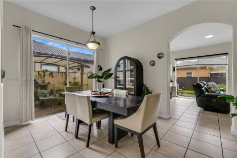 Casa en venta en Hialeah, Florida, 4 dormitorios, 197.32 m2 № 2382788 - foto 10
