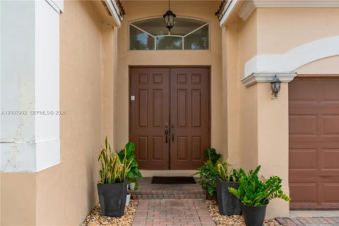 Casa en venta en Hialeah, Florida, 4 dormitorios, 197.32 m2 № 2382788 - foto 3