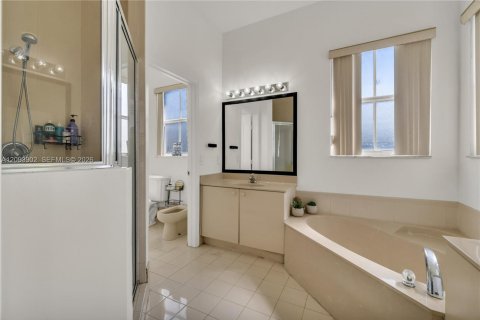 Casa en venta en Hialeah, Florida, 4 dormitorios, 197.32 m2 № 2382788 - foto 21